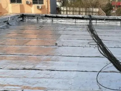 三亚卫生间漏水维修公司分享下三亚屋面楼顶防水刚性防水层施工要点。